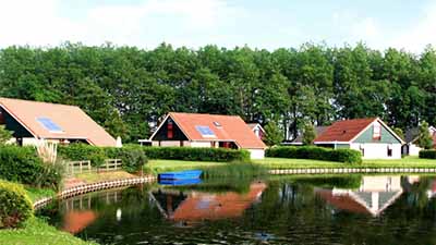 Vakantiebungalows aan het water op een park in Zeeland
